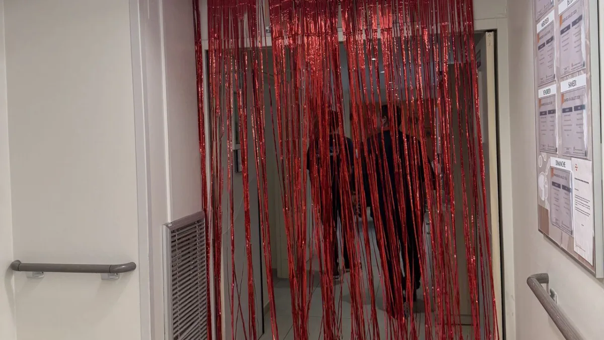 Entrée de la salle habillée d'un rideau de franges rouges pour la journée casino à l'EHPAD Le Clos des Meuniers