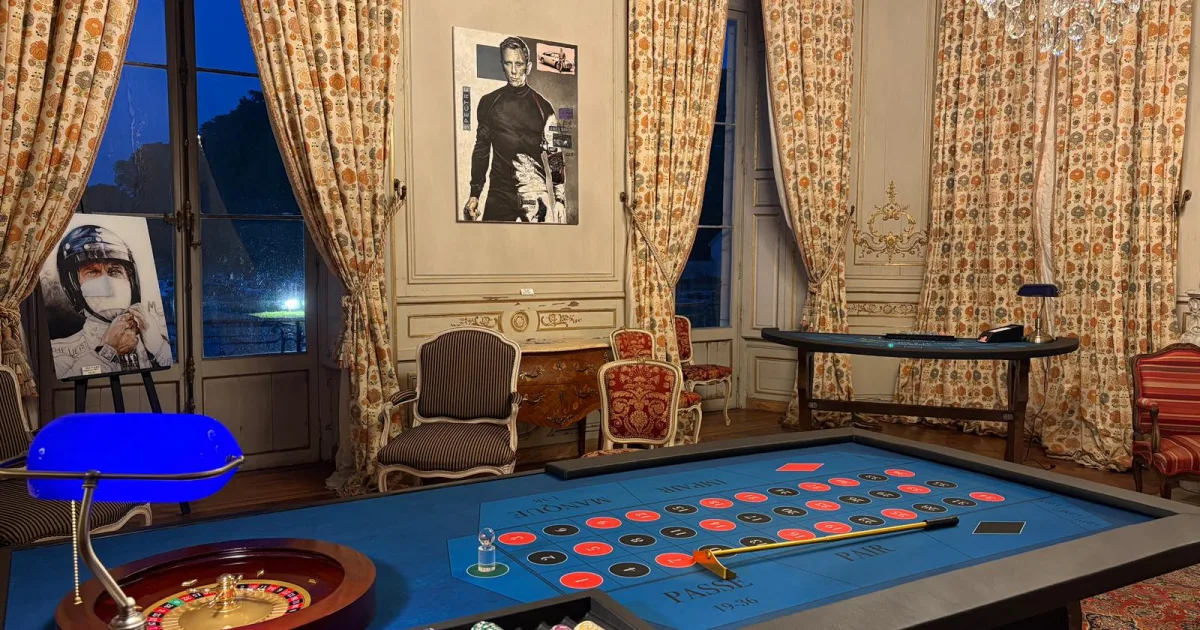 Tables de roulette et de blackjack et affiches James Bond lors d'une soirée casino dans un château de l'Essonne