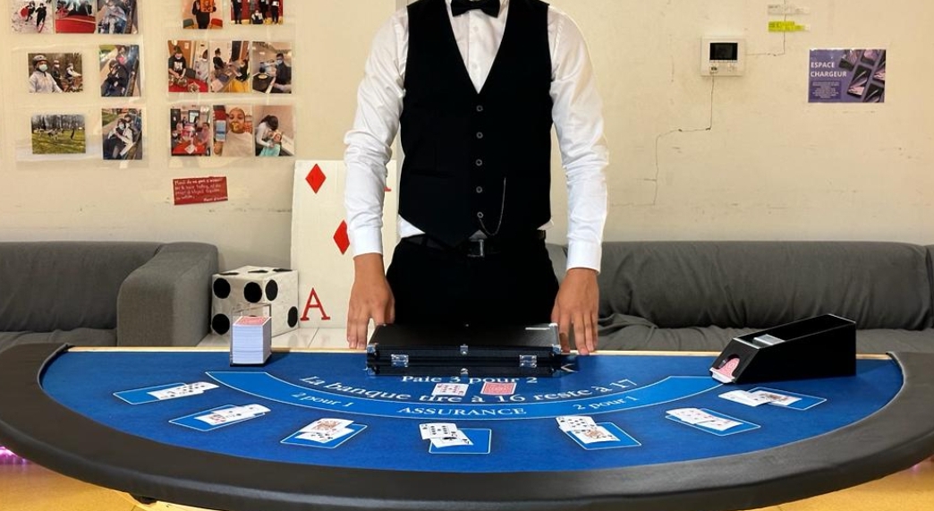 Croupier Casino Événements en tenue professionnelle, prêt à animer une table de jeu