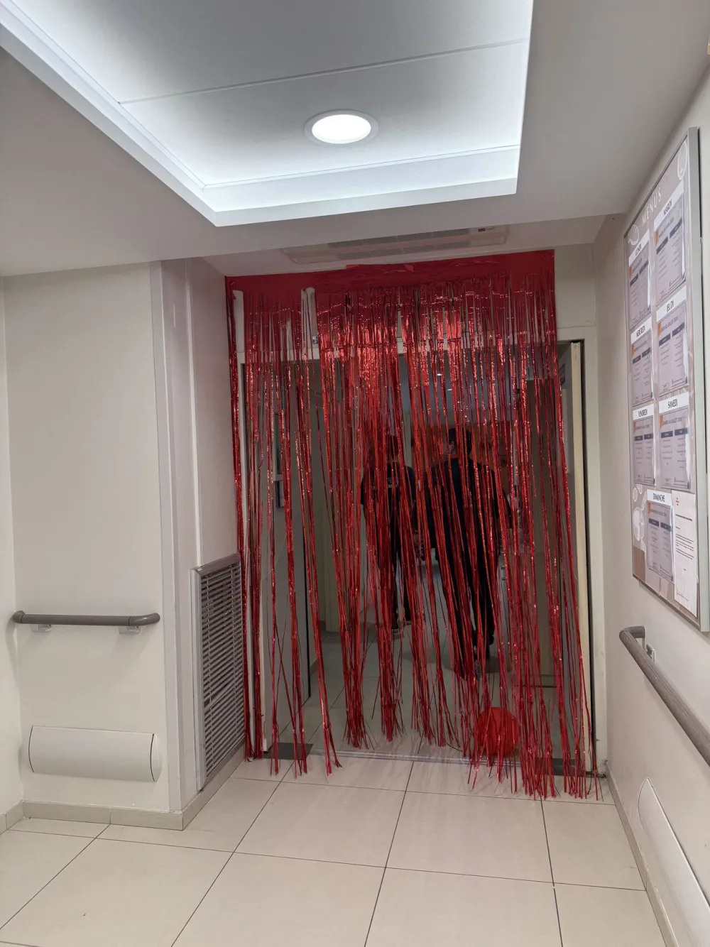Entrée de la salle habillée d'un rideau de franges rouges pour la journée casino