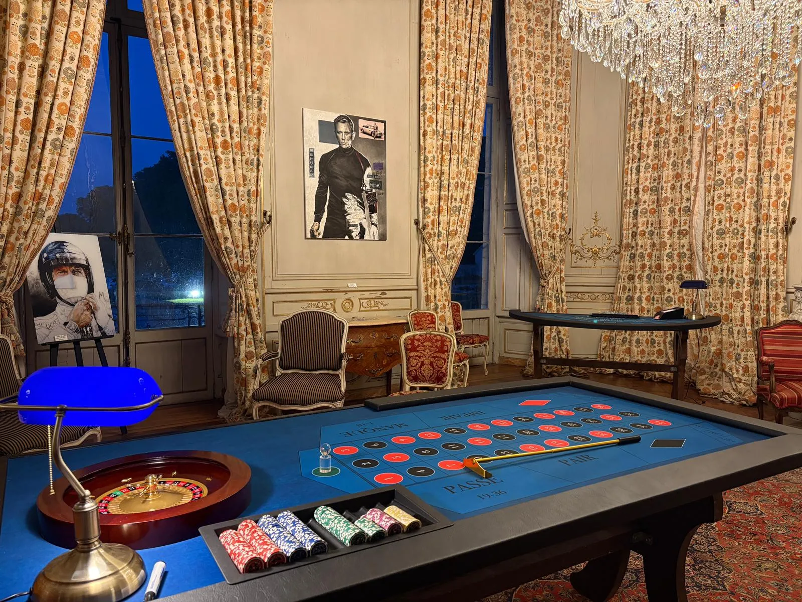 Tables de roulette et de blackjack installées dans un salon du château, sous des affiches James Bond, lors du gala à Yerres