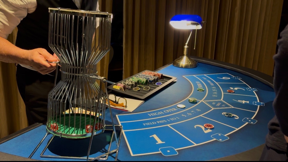 Croupier actionnant la cage Chuck-a-Luck au Disneyland Paris