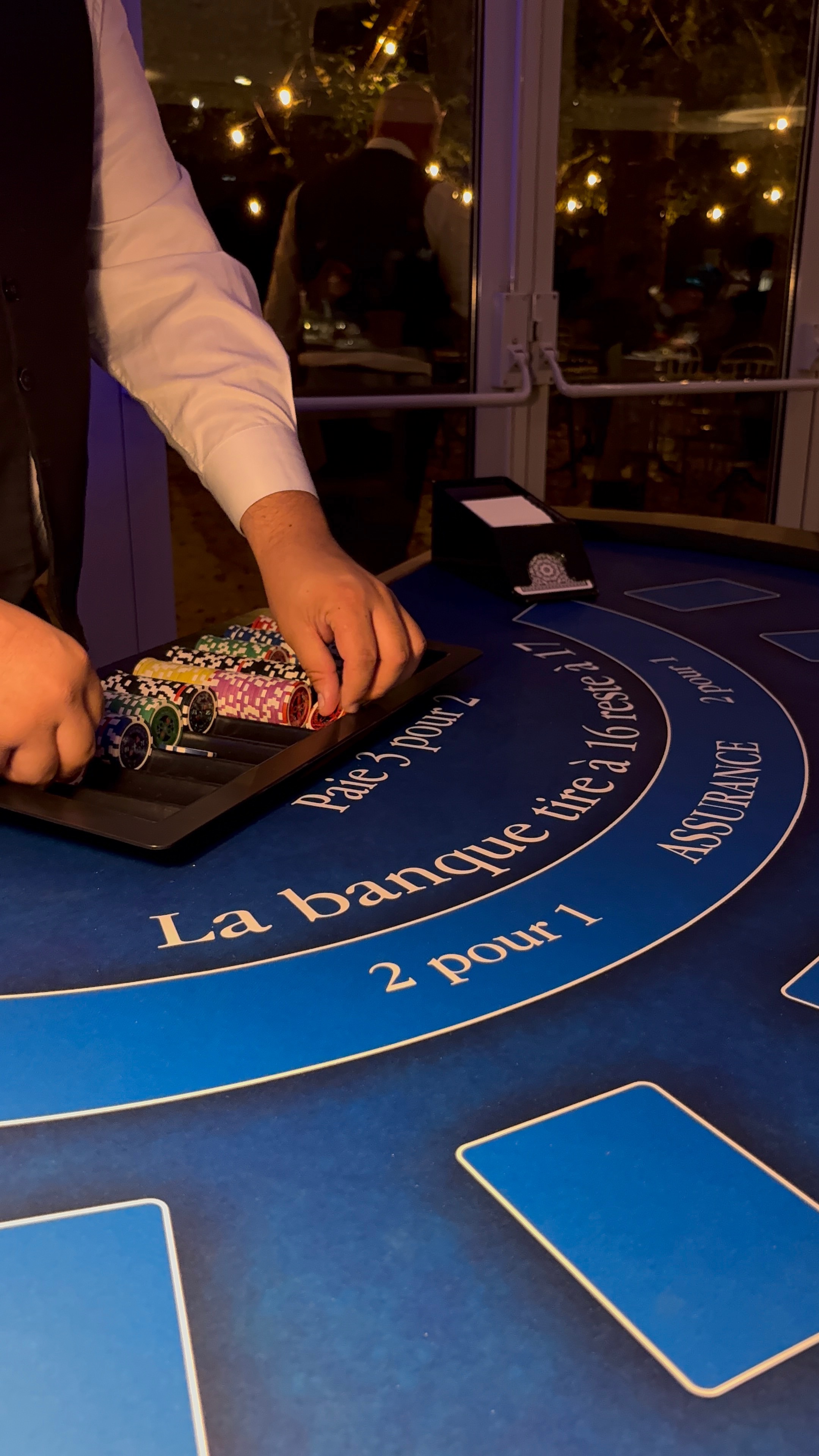 Croupier manipulant les jetons sur une table de blackjack