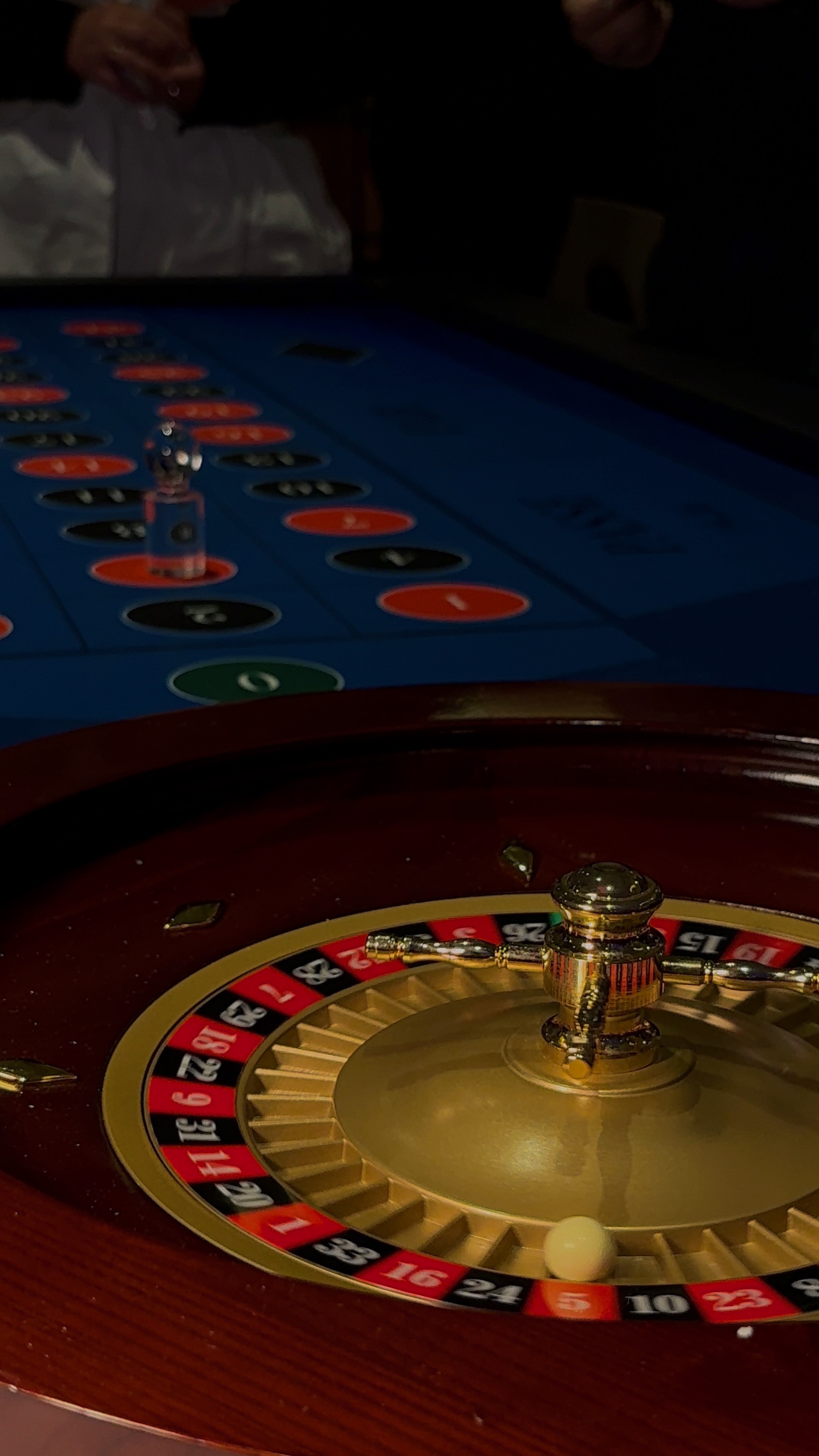 Table de roulette avec invités en arrière-plan au Disneyland Paris