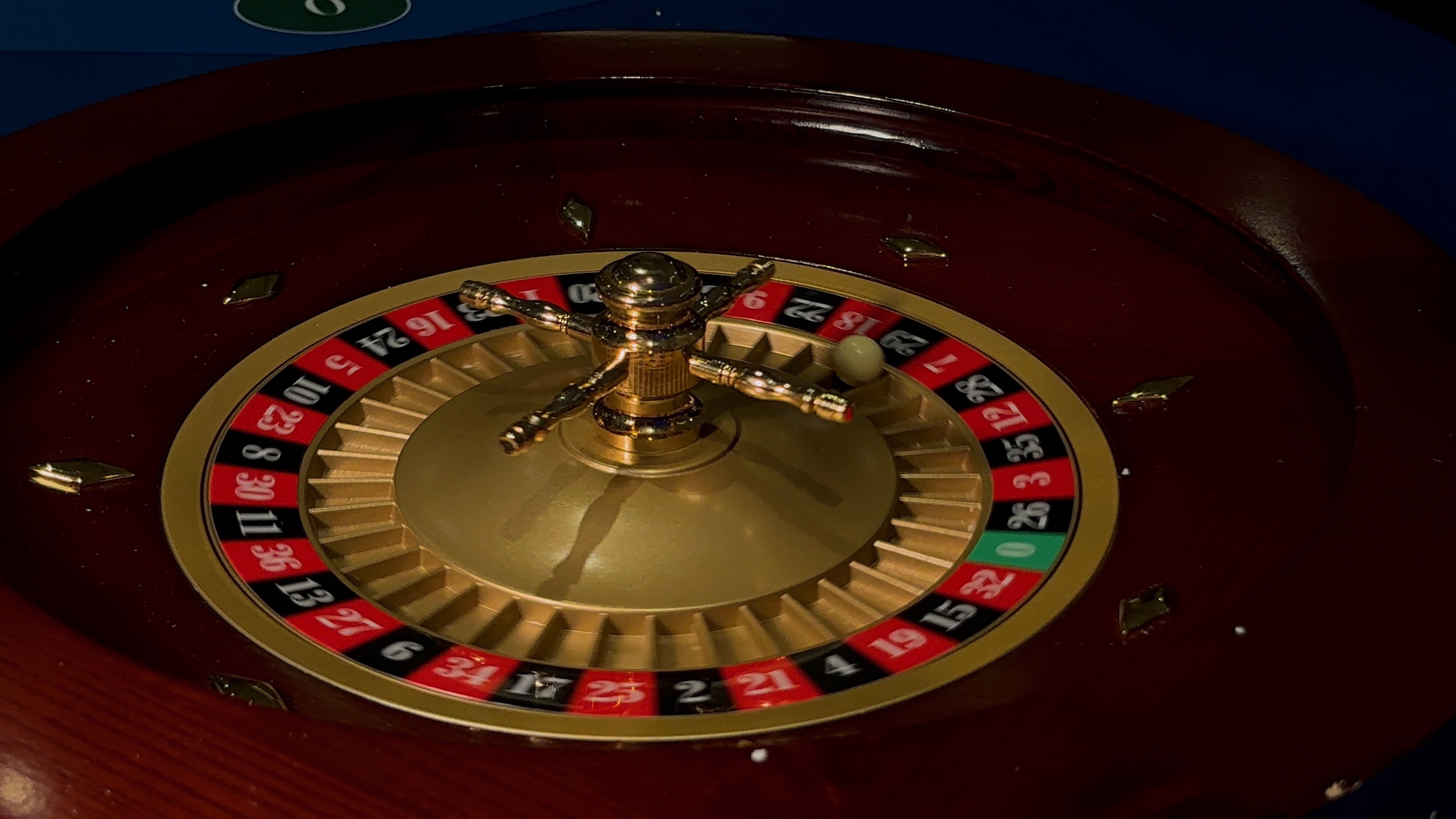 Gros plan sur une roue de roulette en mouvement
